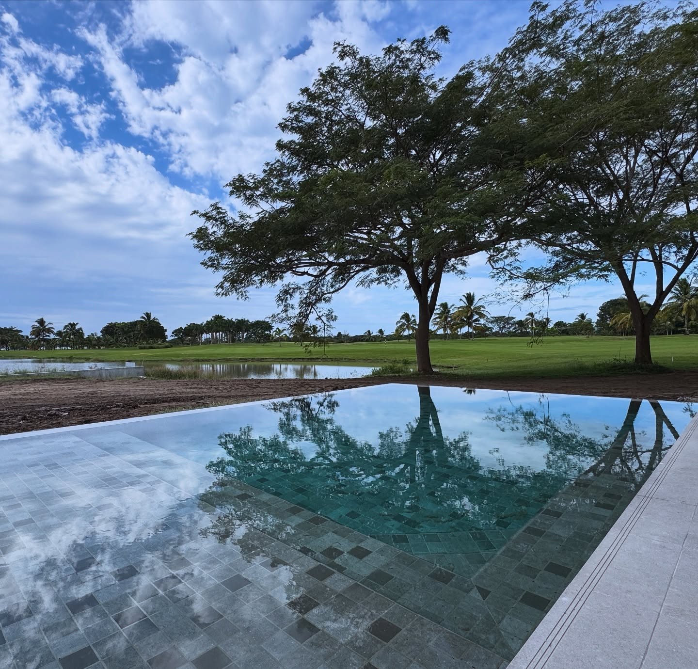 Piscina y paisaje en proyecto residencial publicado por Constructora 3R