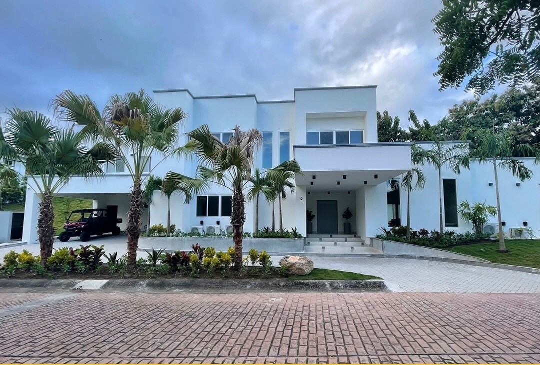 Fachada de vivienda contemporánea publicada por Constructora 3R